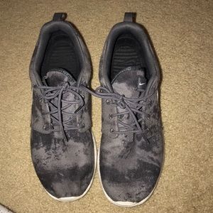 Nike Roshes (men’s but so cute for women)